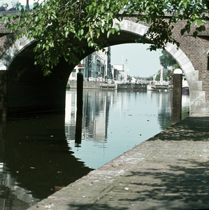 119005 Gezicht op de Zandbrug over de Oudegracht te Utrecht, met op de achtergrond de Weerdsluis.